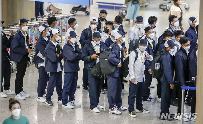 [인천공항=뉴시스] 정병혁 기자 = 20일 오전 인천국제공항 제1터미널 입국장에서 미얀마에서 온 외국인근로자들이 입국하고 있다. 고용노동부는 최근 5년간 매년 5만~6만명 수준이었던 외국인 근로자 도입 규모를 올해 11만명으로 늘렸다. 외국인 고용허가제가 도입된 이후 역대 최대 규모다. 2023.06.20. jhope@newsis.com