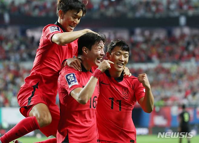 [대전=뉴시스] 조수정 기자 = 20일 오후 대전 유성구 대전월드컵경기장에서 열린 축구 국가대표팀 A매치 평가전 대한민국과 엘살바도르의 경기, 한국 황의조가 후반 첫 골을 터트린 뒤 황인범, 황희찬과 기쁨을 나누고 있다.  2023.06.20. chocrystal@newsis.com