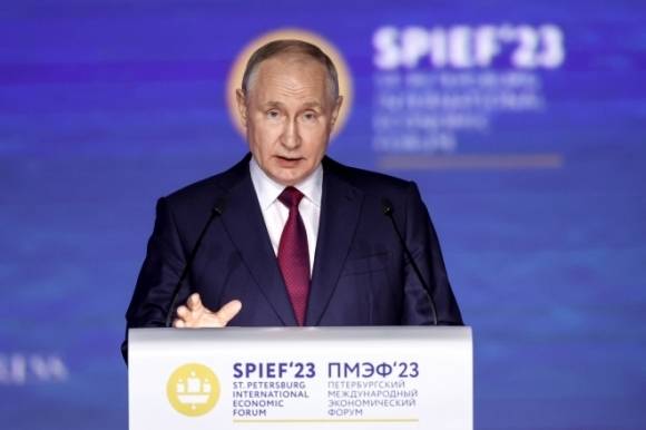블라디미르 푸틴 러시아 대통령이 16일(현지시간) 상트페테르부르크 국제경제포럼(SPIEF)에서 연설하고 있다. 2023.6.16 TASS 연합뉴스