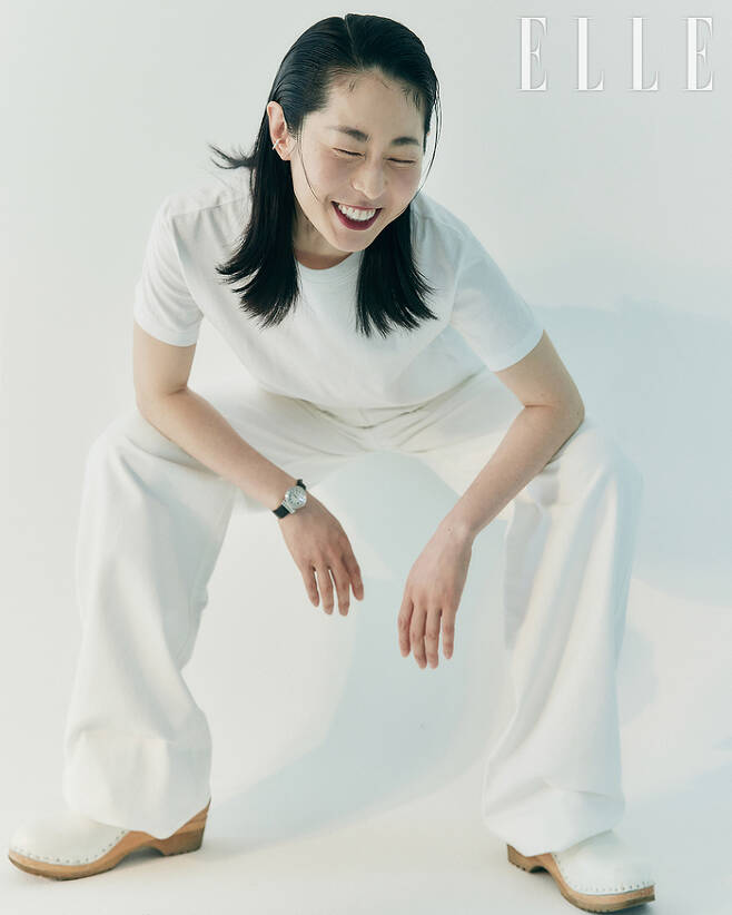 Actor Kang Mal-geum, who finished JTBC drama  ⁇  Bad Mother  ⁇ , showed urban charm through fashion picture.Kang Mal-geum appeared in a picture of Elle  ⁇ , a fashion magazine released on the 20th. This picture was based on the concept that Kang Mal-geum, who has been active in women of various ages and characters,Kang Mal-geum digs colorful fashion items with a distinctive clear smile, revealing a lovely and pleasant face.In an interview after the filming, Kang Mal-geum reported his impression of sending Jung, a JTBC drama  ⁇  Bad Mother  ⁇ , which recently became popular.He said that he had a hard time because he could not express as much as he wrote, but he seemed to have a lot of greed because he was a really good character. But I did my best and had a good farewell before the last broadcast.Thanks to my co-workers, I showed affection.He is the most similar and affectionate person in the act, and the movie  ⁇   ⁇   ⁇   ⁇   ⁇ ....................................Chan-sil is a woman who smiles and cheers in the wilderness.Kang Mal-geum quit the company after seeing Vic-Fezensac Madonna five times when he was thirty years old about the power of movies and Acting, which is magic in itself.It was a big step for me, who was weak at the time. It gave me such courage that Vic-Fezensac Madonna expressed his attachment to actor life as a masterpiece of life.Kang Mal-geums pictorials and interviews can be found in the July issue of  ⁇ Elle ⁇  and on its website.
