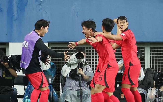 황의조의 골에 기뻐하는 손흥민(맨 왼쪽) ⓒ연합뉴스