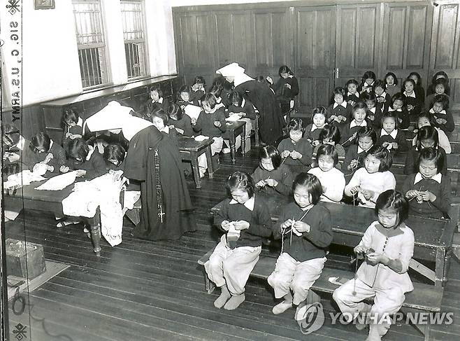1950년 11월 뜨게질 배우는 고아원 원생들 [연합뉴스 자료사진]