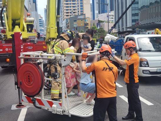 사다리차로 구조되는 어린이들 [부산소방재난본부]