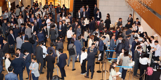 21일 서울 중구 장충동 서울신라호텔에서 열린 ‘제14회 이데일리 전략포럼’을 찾은 참석자들이 참가등록을 하고 있다. (사진=이데일리 방인권 기자)