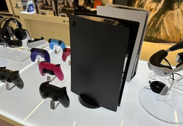 - 미드나이트 색상 PS5는 처음 봤습니다