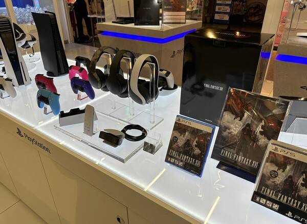 - 디스크 에디션과 PS5 주변 기기도 전시되어 있어요