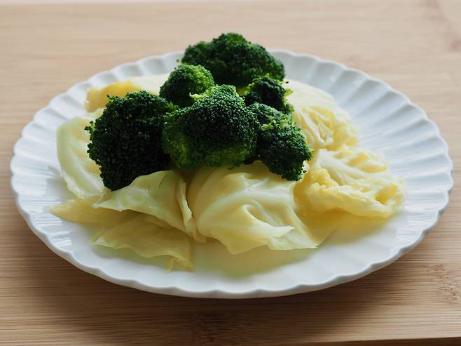 아스피린을 복용하는 사람들이 참 많다. 장기 복용하는 노인은 빈혈에 걸릴 수 있으니 주의해야 한다. 철분이 풍부한 양배추, 브로콜리 등 식품을 섭취하면 좋다.[사진=게이티이지뱅크]