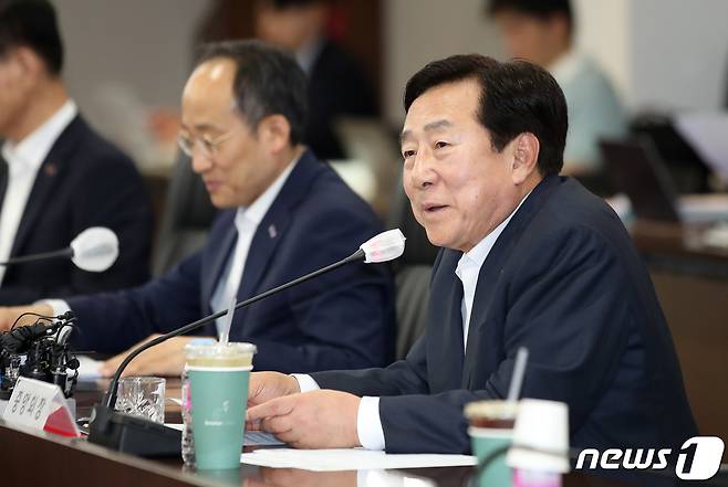 김기문 중소기업중앙회장이 지난 19일 오후 서울 여의도 중소기업중앙회에서 열린 추경호 경제부총리 초청 중소기업인과의 간담회에서 발언을 하고 있다. 2023.6.19/뉴스1 ⓒ News1 구윤성 기자