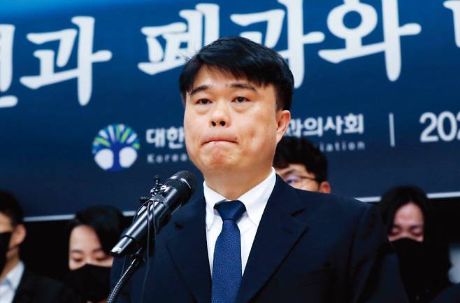 임현택 대한소아청소년과의사회 회장이 ‘소아청소년과 폐과와 대국민 작별 인사’ 기자회견에서 입장을 밝히고 있다.