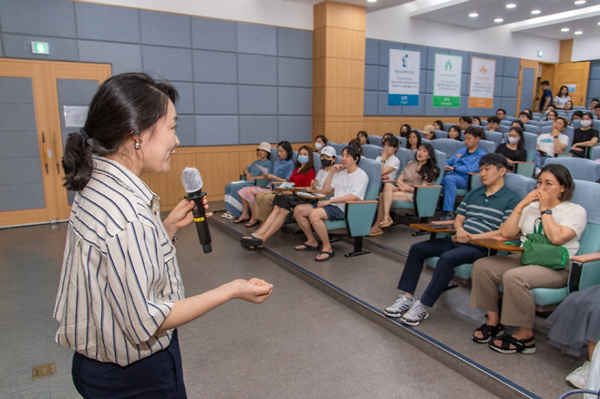 지난 20일 광양 금호동 교육관에서 이다랑 ㈜그로잉맘 대표 초청으로 지역민 및 직원부부 대상 육아 특강이 열리고 있다.
［사진제공=광양시］