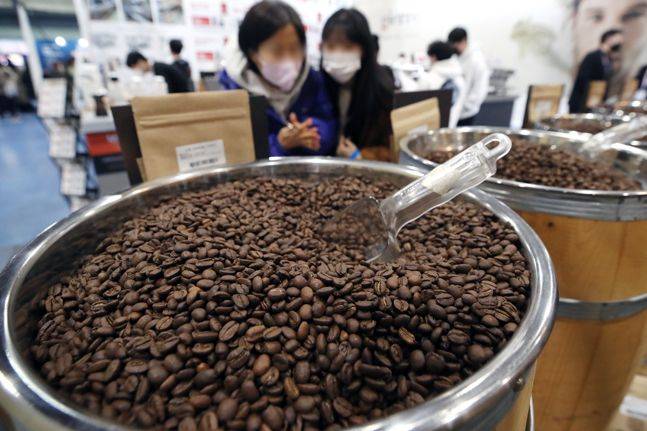 지난 3월 서울 강남구 세텍에서 열린 2023 카페&베이커리페어를 찾은 관람객들이 커피 원두를 살펴보고 있다.ⓒ뉴시스