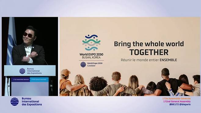 가수 싸이가 20일 오후(현지시간) 프랑스 파리에서 열린 제172차 국제박람회기구(BIE) 총회에서 부산엑스포(2030부산세계박람회) 유치를 위해 프레젠테이션(PT)를 마무리하며 ‘강남스타일‘의 안무로 인사하고 있다. 2030년 세계 엑스포 유치 경쟁국가는 이탈리아(로마)와 사우디아라비아(리야드)로 오는 11월 BIE 회원국 투표에 의해 최종 후보가 결정된다. (BIE 캡쳐) 2023.6.20/뉴스1