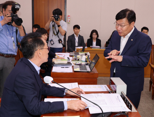 20일 국회 법제사법위원회 간사를 맡고 있는 정점식(오른쪽) 국민의힘 의원이 김도읍(왼쪽) 법사위원장과 대화를 나누고 있다. 연합뉴스.