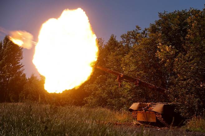 우크라이나군이 19일 격전지인 동부 도네츠크주 바흐무트 인근에서 러시아군으로부터 노획한 T-80 탱크를 이용해 포격을 하고 있다. 바흐무트/로이터 연합뉴스