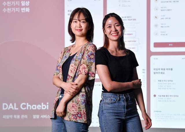 김은하(왼쪽), 김한나 디에이엘컴퍼니 공동대표가 서울 세종대로 한국일보사 스튜디오에서 인공지능을 이용해 월경을 관리할 수 있는 '달채비' 앱을 보여주며 설명하고 있다. 안다은 인턴기자