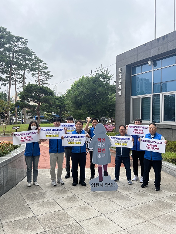 21일 북구 감사실 직원들과 노동조합 임원들이 '연고주의 타파' 캠페인을 펼치고 있다. [사진=북구청]