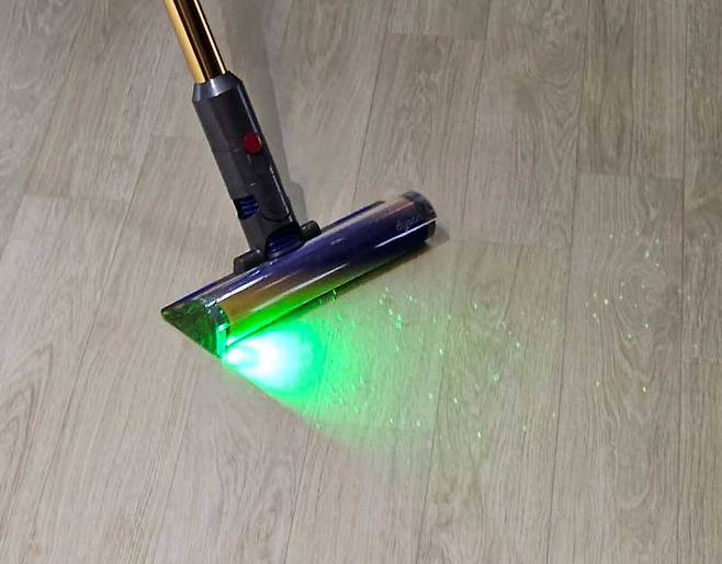 먼지 일루미네이션 기술을 통해 잘 보이지 않는 먼지까지 쉽게 발견 가능