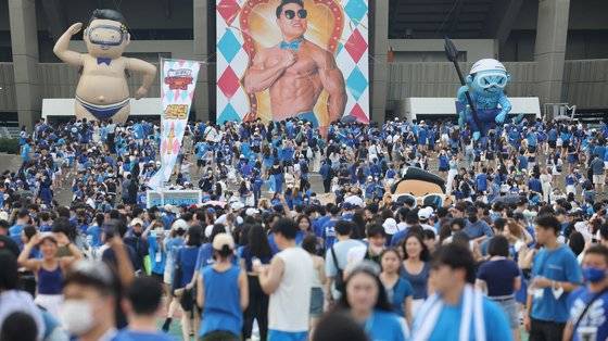 지난해 7월 17일 오후 서울 송파구 잠실 올림픽주경기장에서 열리는 가수 싸이의 콘서트 '싸이흠뻑쇼 2022'를 찾은 관객들이 입장을 기다리고 있다. [연합뉴스]