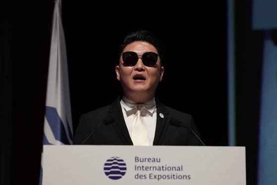 가수 싸이(본명 박재상)가 20일(현지시간) 파리 이시레몰리노의 제172차 국제박람회기구(BIE) 총회장에서 진행된 4차 경쟁 프레젠테이션(PT)에서 부산엑스포에 대해 소개하고 있다. [연합뉴스]