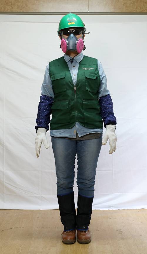 박효심씨가 자신의 작업복을 모두 갖춰 입은 채 포즈를 취하고 있다. 체형에 맞지 않는 남자용 작업복은 오히려 작업에 방해되기 때문에, 박씨를 포함한 여성 작업자들은 청남방과 청바지를 따로 구매해 입는다. 헬멧, 보안경, 방진마스크, 조끼, 용접 장갑, 안전화, 각반 등은 회사에서 지급된다. 여수|권도현 기자