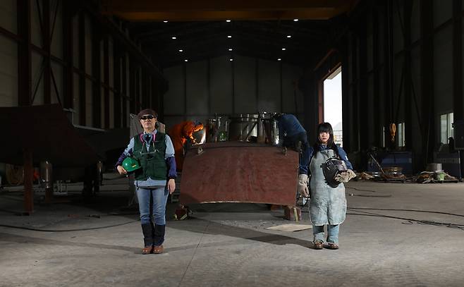 20년차 베테랑 용접사 박효심씨와 이제 막 용접을 배우기 시작한 소민정씨가 헬멧과 용접을 벗은 채 나란히 서있다. 이들은 사진 촬영을 위해 이날 처음 만났지만, 곧장 서로의 작업복과 용접 경험을 나누며 이야기꽃을 피웠다. 박씨는 소씨를 향해 “힘들겠지만, 뭐든 배우려 하는 게 보기 좋다”며 반가워했다. 여수|권도현 기자