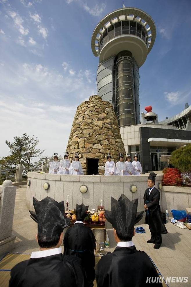 제104회 전국체육대회 주 경기장을 밝혀줄 성화가 해남 땅끝과 고흥 나로우주센터에서도 채화된다. 해남 땅끝 성화 채화 자료사진. 사진=해남군