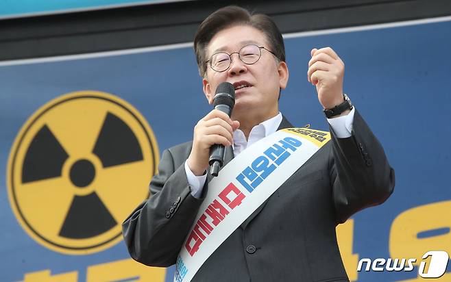 (부평=뉴스1) 임세영 기자 = 이재명 더불어민주당 대표가 17일 오후 인천 부평구 부평역 북부광장에서 열린 일본 후쿠시마 원전 오염수 해양투기 반대 인천 규탄대회에서 발언을 하고 있다. 2023.6.17/뉴스1  Copyright (C) 뉴스1. All rights reserved. 무단 전재 및 재배포 금지.