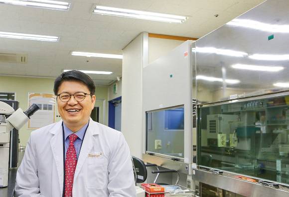 식품의약품안전처가 퇴행성관절염 줄기세포 치료제 후보물질 조인트스템의 품목허가를 끝내 거부하면서 원 개발사 알바이오와 국내 판권사 네이처셀의 향후 대응 전략이 주목된다. 사진은 라정찬 바이오스타 줄기세포기술연구원(옛 바이오스타그룹) 원장. /사진=네이처셀