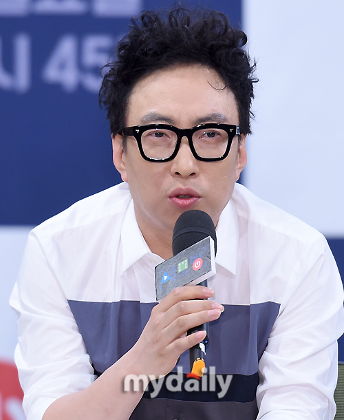 Park Myeong-su, a comedian who met a listener every morning, went on vacation without notice. Listeners are worried about it.Park Myeong-su Boycott on KBS Cool FM Park Myeong-sus Radio show broadcast on the 19th and 20th.Generally, the radio DJs vacancy is accompanied by advance notice or specific explanation, but this Park Myeong-su vacation was a surprise situation.KBS said, Park Myeong-sus Radio show Boycott is due to personal Ejaculation. Park Myeong-su will return from the 24th. Live chat during the live broadcast is worrying about Park Myeong-su.