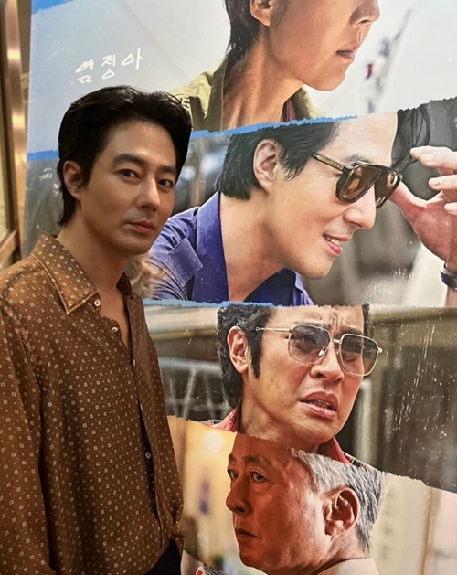 Actor Jo In-sung showed off his beauty.On the 21st, he posted two photos on the Instagram with an article entitled # Smuggling Production Report.In the photo, Jo In-sung is taking a self-portrait in front of the  ⁇  Smuggling  ⁇  poster. He admired his handsome face.The netizen responded to the question, I know Im the best in the world, and so on.Kim Hye-soo said, Jo In-sungs action is really cool, but the most wonderful thing is his face. I was surprised, Kim said. ⁇ Smuggling ⁇  is a marine crime scene in which a big plate of life is opened in front of people who have been living their lives by delivering the necessities thrown into the sea.  ⁇  Veteran  ⁇   ⁇  Warship  ⁇   ⁇  Mogadishu  ⁇  Ryu Seung-wans new film will be released on July 26 at the theater.