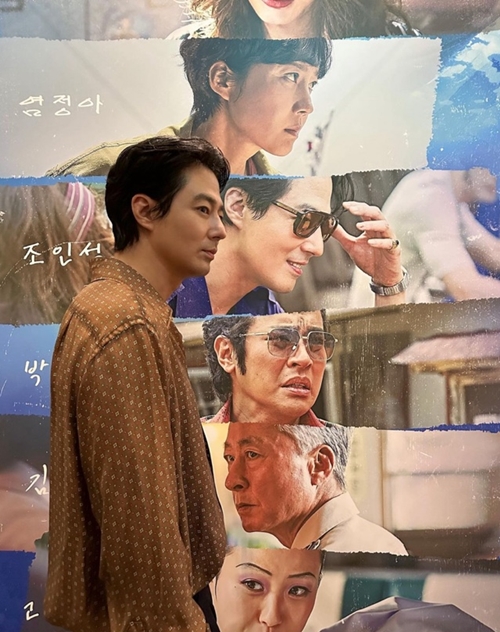 Actor Jo In-sung showed off his beauty.On the 21st, he posted two photos on the Instagram with an article entitled # Smuggling Production Report.In the photo, Jo In-sung is taking a self-portrait in front of the  ⁇  Smuggling  ⁇  poster. He admired his handsome face.The netizen responded to the question, I know Im the best in the world, and so on.Kim Hye-soo said, Jo In-sungs action is really cool, but the most wonderful thing is his face. I was surprised, Kim said. ⁇ Smuggling ⁇  is a marine crime scene in which a big plate of life is opened in front of people who have been living their lives by delivering the necessities thrown into the sea.  ⁇  Veteran  ⁇   ⁇  Warship  ⁇   ⁇  Mogadishu  ⁇  Ryu Seung-wans new film will be released on July 26 at the theater.