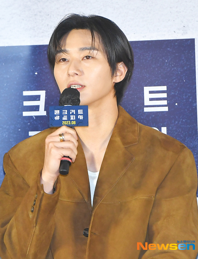 While Park Seo-joon is making a screen comeback this summer with Concrete Utopia, he said that it is difficult to open because of his privacy.Movie Concrete Utopia (director Um Tae-hwa) Production briefing session was held on June 21 at the entrance of Lotte Cinema in Seoul Gwangjin-gu.Director Um Tae-hwa and Lee Byung-hun, Park Seo-joon, Park Bo-young, Kim Sun-young, Park Ji-hoo and Kim Do-yoon attended.Movie Concrete Utopia, which will be released in August, is a disaster drama depicting the story of Seoul, which has been ruined by a major earthquake, and the only remaining Imperial Palace Apartment where survivors gather.The story that unfolds in the only apartment that has not collapsed in the ruined Seoul is synergistic with the high-quality productions that vividly portray the actors who painted the detailed feelings of the survivors and the aftermath of the disaster, and it is expected to give an overwhelming immersion feeling.Um Tae-hwa, director of the film, said, I will release a new film in seven years after the movie Hidden Time released in 2016, and added, I feel new that the background is Apartment.If you are a Korean, Apartment is a familiar and familiar space, and I have adapted the story to think about what will happen in a familiar space in extreme circumstances. On this day, the cast members gathered their mouths and said, I wanted to act with Lee Byung-hun.Park Seo-joon said, I wanted to see Um Tae-hwa too much, and I was a fan of Lee Byung-hun, so I really wanted to work together.I did not come to propose to me, but I strongly appealed to my desire to appear, and Um Tae-hwa accepted it. In addition, Park Seo-joon commented on Lee Byung-huns breathing, I was impressed with the flexibility of one cut. It was exciting to go to the filming site just by watching from the side.I did not often have Spin-off with my seniors, so it was a better experience. Park Bo-young also said, Lee Byung-hun had a strange sound in his fingerprints, but I remember the moment he showed me an unimaginable Acting. Even when I had to act in anger, I sat down and joked with him until a while ago, I thought I had changed my eyes.It was not that eye that I saw 10 seconds ago, but when I saw the changing eyes, I said, Is that what an actor is like?On the other hand, Park Seo-joon said on the 20th, the day before the production briefing session, about the singer and YouTuber Sousse (xooos) with 1.54 million subscribers and the romance rumor, I learned late that there was such an article because of the filming.Park Seo-joon said, I felt that I was getting a lot of attention. I am grateful for the interest, he said. It is difficult to say because I feel a lot of pressure to open my private life.I hope you will be interested in the movie because it is the official first schedule of Concrete Utopia today. Concrete Utopia will be released in August./ Lee Jae-ha