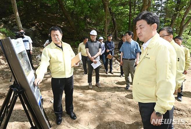 [광주(경기)=뉴시스] 방세환 경기 광주시장이 피해지역을 방문해 시관계자로부터 설명을 듣고 있다.