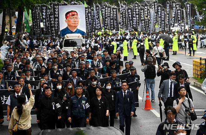 [서울=뉴시스] 김금보 기자 = 건설노조 故 양회동씨의 노동시민사회장 마지막 날인 21일 오전 서울 종로구 서울대학교병원 장례식장에서 출발한 운구행렬이 노제를 위해 경찰청으로 향하고 있다. (공동취재사진) 2023.06.21. photo@newsis.com