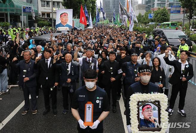 [서울=뉴시스] 김금보 기자 = 건설노조 故 양회동씨의 노동시민사회장 마지막 날인 21일 오전 서울 서대문구 경찰청 앞에서 장례위원회가 노제를 지내고 있다. 2023.06.21. kgb@newsis.com