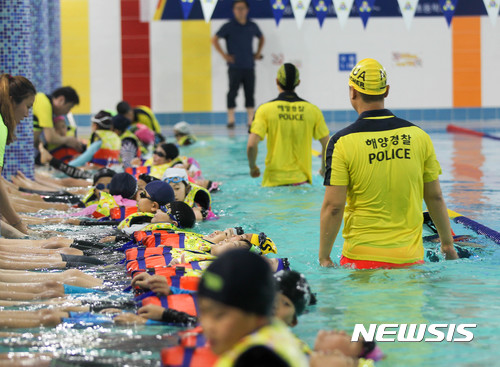 [제주=뉴시스] 우장호 기자 = 제주시 삼성초등학교 1층에 마련된 실내 수영장에서 학생들이 제주지방해양경찰청 소속 대원에게 생존수영을 배우고 있다. (뉴시스DB) woo1223@newsis.com