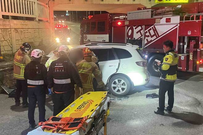 지난 3월 8일 오전 4시 58분쯤 강원 동해시 구호동에서 육군 원사 A씨가 몰던 차량이 축대를 들이 받아 동승자 아내 B씨가 사망했다. 강원소방본부 제공