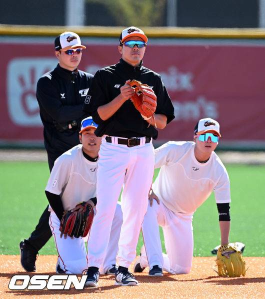 [OSEN=메사(미국 애리조나주), 지형준 기자] 한화 유격수 박정현, 오선진, 이도윤이 수비 훈련을 하고 있다. 2023.02.06 /jpnews@osen.co.kr