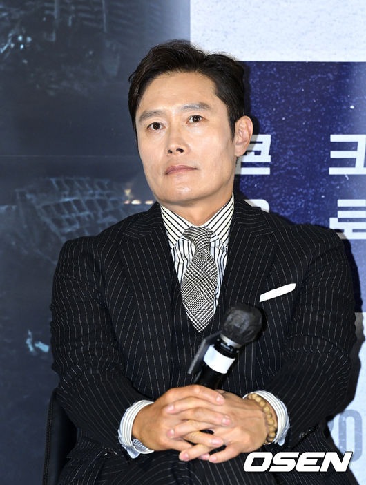 Concrete Utopia Lee Byung-hun shot Kim Sun-Young with a prick and released an episode that was momentarily stunned.On the morning of the 21st, the production briefing session of the movie Concrete Utopia was held at the entrance of the Seoul Lotte Mart Cinema.Director Um Tae-hwa, lead actor Lee Byung-hun, Park Seo-joon, Park Bo-young, Kim Sun-young, Park Ji Hu and Kim Do-yoon attended the ceremony.Lee Byung-hun is a new resident representative who does not mind any danger for the comfort of the residents in the play, Park Seo-joon is a single goal to protect the family, and Park Bo-young is a masterpiece that does not lose faith in disaster.In addition, Kim Sun-Young acted as the wife of the Imperial Palace Apartment, Kim Ji-ae, Park Ji Hu, who came back from the outside, and Kim Do-yoon, an uncooperative resident.On this day, Park Seo-joon and Park Bo-young praised Lee Byung-huns acting, and Kim Sun-young also said, I took my first shot with my seniors.I dont think I have to act, he said. Its just the way it is. Its almost like Ive never felt such energy before. It was so intense.Lee Byung-hun said, I also felt a great deal of energy for Kim Sun-Young. I have a god that fits the prick. Among the things Ive been doing for 30 years, it was stronger than kicking.For a second, I thought, This is what its like to faint for a moment. I endured it without any change in my facial expressions. I felt like I was out of my mind and didnt have any change in my facial expressions. I felt like this was okay, and it was so real.Then the bishop came and said, Whats wrong with your face? I said that I was hit right in the prick scene, but I said, This is a god that does not have to hit and it was an angle.I hit it hard and hit it hard, but I did not have to do it in the end. I can see the pupils gathering when I open it later and look at the details. On the other hand, Concrete Utopia (director Um Tae-hwa, production climax studio, co-production BH entertainment, distribution Lotte Mart entertainment) is Seoul, which has been ruined by the great earthquake, It is a disaster drama depicting the story that begins.It will be released in August.