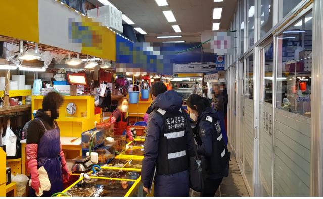 국립수산물품질관리원 직원들이 수산물의 원산지 표시를 점검하고 있다. Ⓒ국립수산물품질관리원