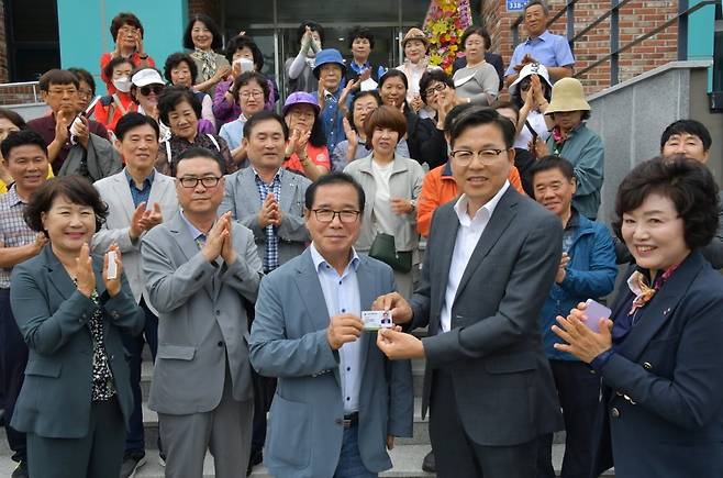 정화영 순창부군수가 21일 동행순창 협약을 체결한 대구광역시 아파트연합회에  생활군민증을 전달했다. 사진제공ㅣ순창군