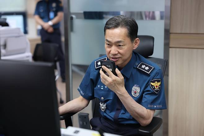 "총력 대응하라" (대구=연합뉴스) 김수영 대구경찰청장이 21일 오전 대구경찰청 112치안종합상황실에서 유관기관 합동 위기 대응 훈련을 지휘하고 있다. 2023.6.21 [대구경찰청 제공, 재판매 및 DB 금지] sunhyung@yna.co.kr