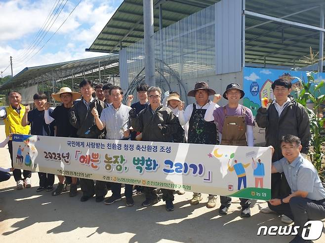 축산환경 개선의 날 행사.(농협 강원본부 제공) 2023.6.22/뉴스1