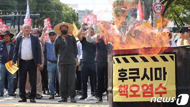 13일 제주시 노형동 주제주일본국총영사관 앞 도로에서 열린 '일본 핵오염수 해양투기 저지를 위한 제주 범도민 대회'에서 테왁을 불에 태우는 퍼포먼스를 하고 있다. 2023.6.13/뉴스1 ⓒ News1 오현지 기자