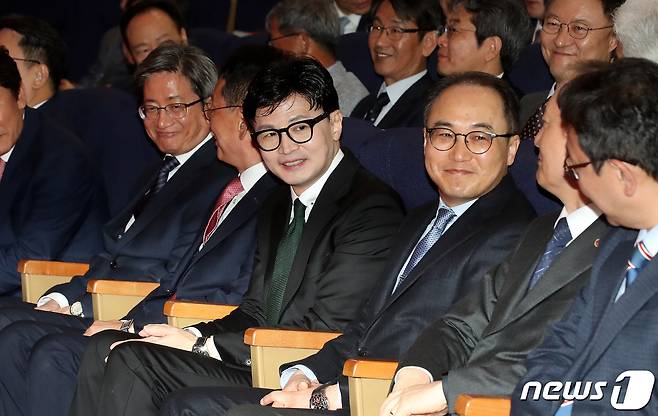 25일 서울 종로구 정부서울청사 별관에서 열린 60회 법의 날 기념식에서 김명수 대법원장, 한동훈 법무부 장관, 이원석 검찰총장, 이완규 법제처장을 비롯한 참석자들이 서로 인사를 나누고 있다. 2023.4.25/뉴스1 ⓒ News1 박지혜 기자