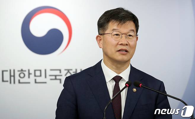 이기일 보건복지부 1차관이 22일 오후 서울 종로구 세종대로 정부서울청사에서 영아살해 등 아동학대 대응 관련 브리핑을 하고 있다. 2023.6.22/뉴스1 ⓒ News1 김명섭 기자