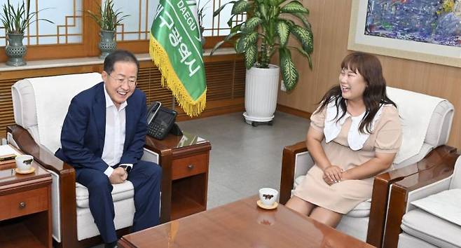 개그맨 김민경씨(사진 오른쪽)가 대구시에 고향사랑기부금 500만원을 기탁한뒤 홍준표 대구시장과 환담하고 있다.