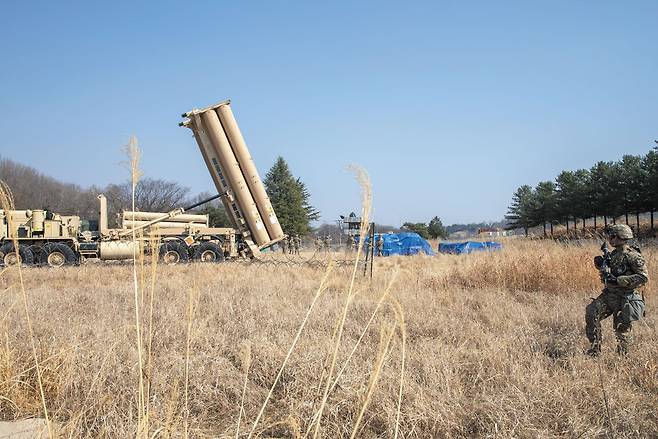 지난 3월 경북 성주의 주한 미군 고고도 미사일 방어 체계(THAAD·사드) 기지 주변에서 한 미군 병사가 순찰을 하고 있다. /미 국방부