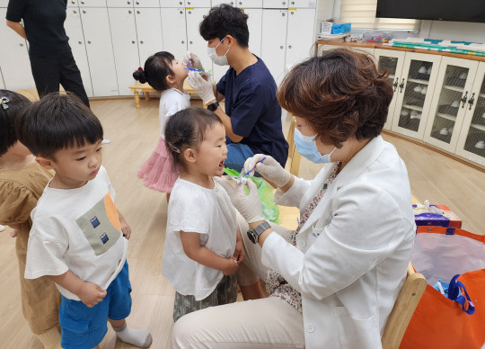 신관유치원(원장 백연실)은 전체 유아를 대상으로 불소도포를 실시해 충치 예방효과를 높이고 있다. 사진=신관유치원 제공