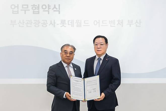 업무협약 체결한 롯데월드 최홍훈 대표이사(오른쪽)와 부산관광공사 이정실 사장. 사진=롯데월드 어드벤처 부산 제공